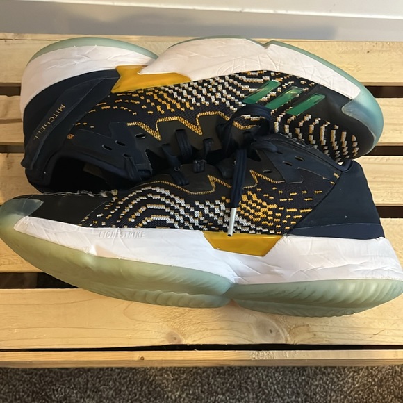 Adidas D.O.N issue 4 basketball shoes Men’s 9 - Picture 2 of 6